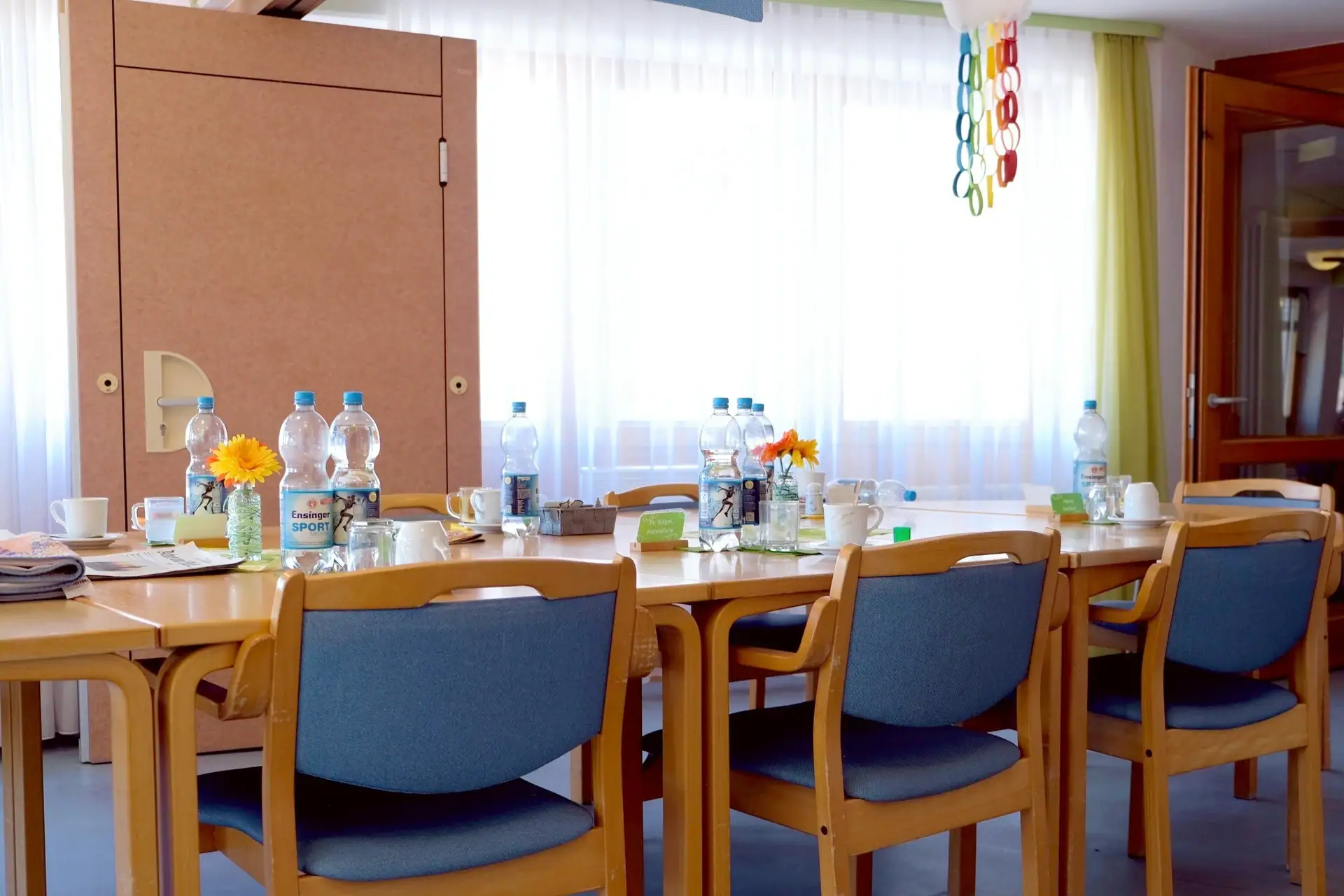 Gedeckter Tisch im Gemeinschafts- und Speisesaal des Seniorenzentrums Bühlertal