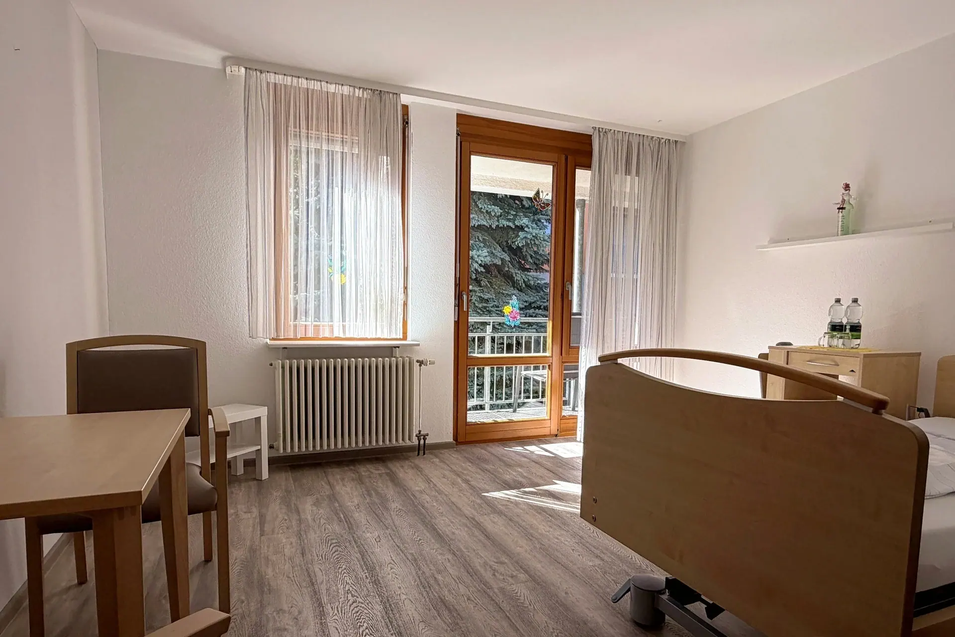 Vollstationäre Pflege im Pflegeheim Bühlertal: eingerichtetes Pflegezimmer